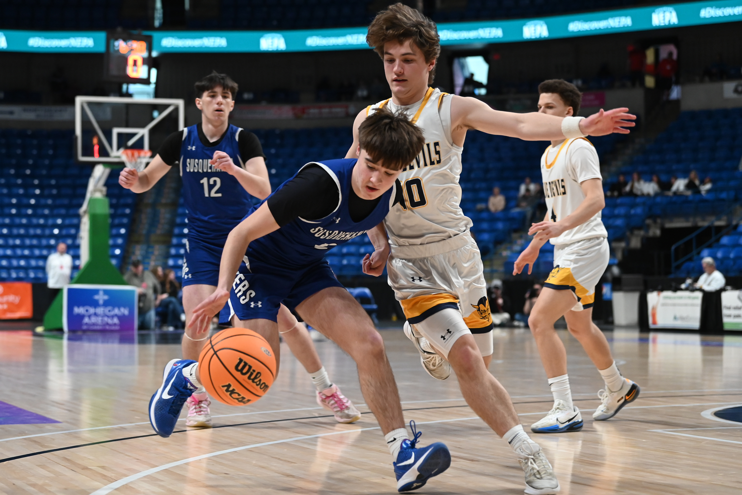 Old Forge’s Camren Krushnowski defends Susquehanna’s Hudson Stengel during the...