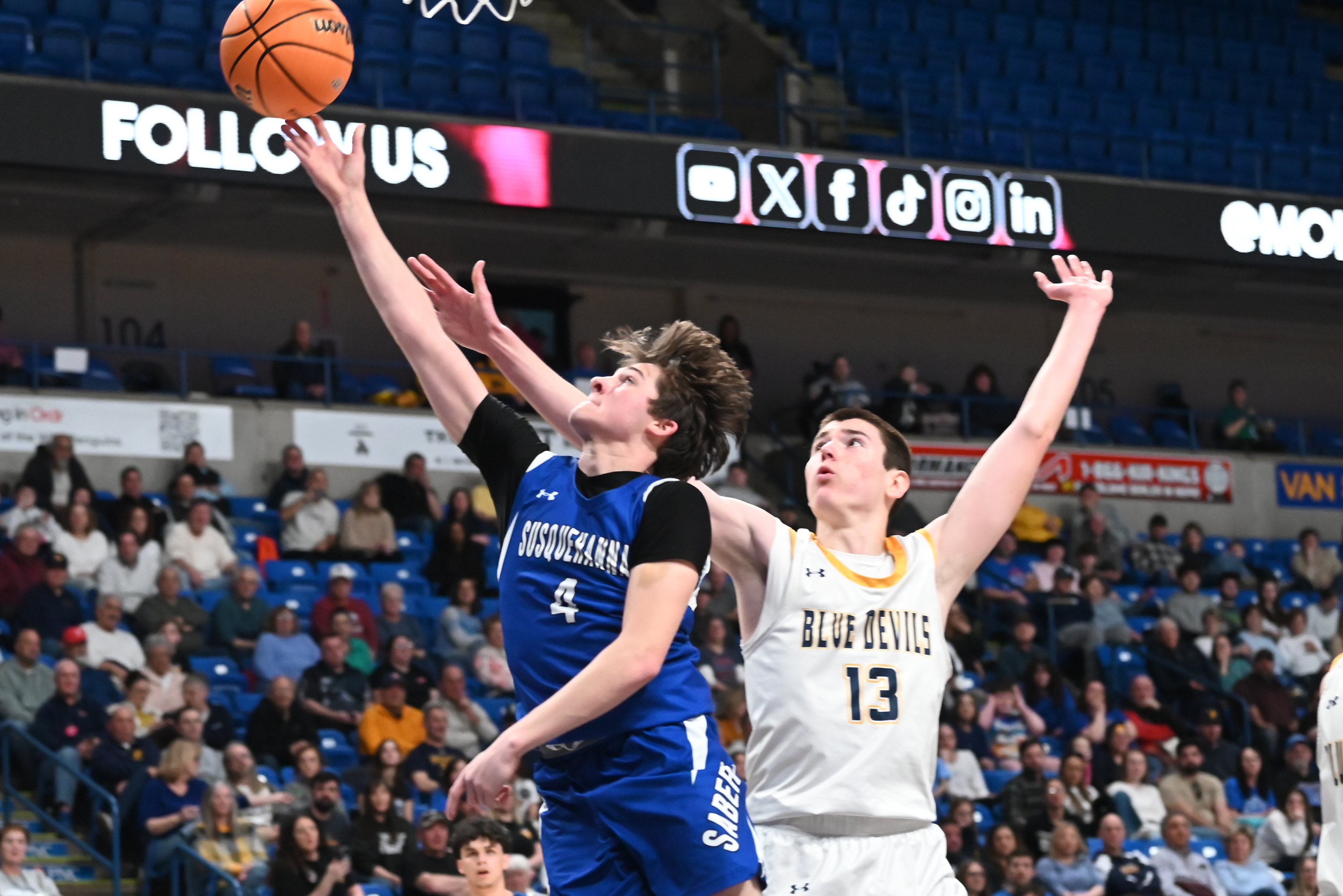 Old Forge’s Logan Fanning defends Susquehanna’s Griffin Fisk during the...