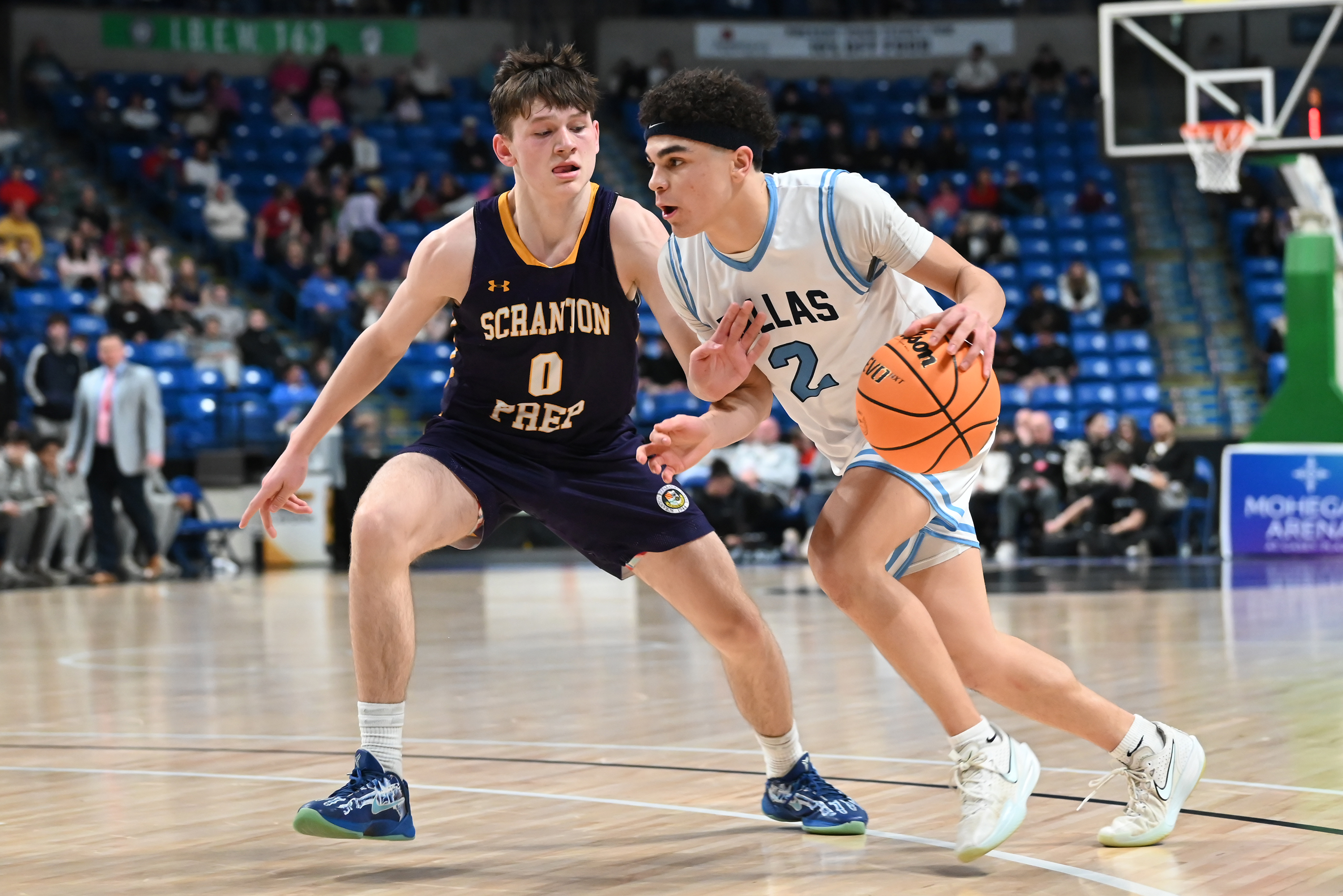 Scranton Prep’s Chicky Skoff defends Dallas’ Tyce Mason during the...