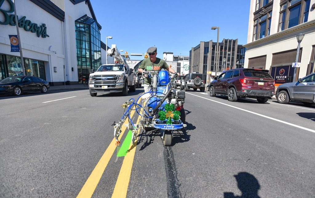 The traditional painting o’ the line