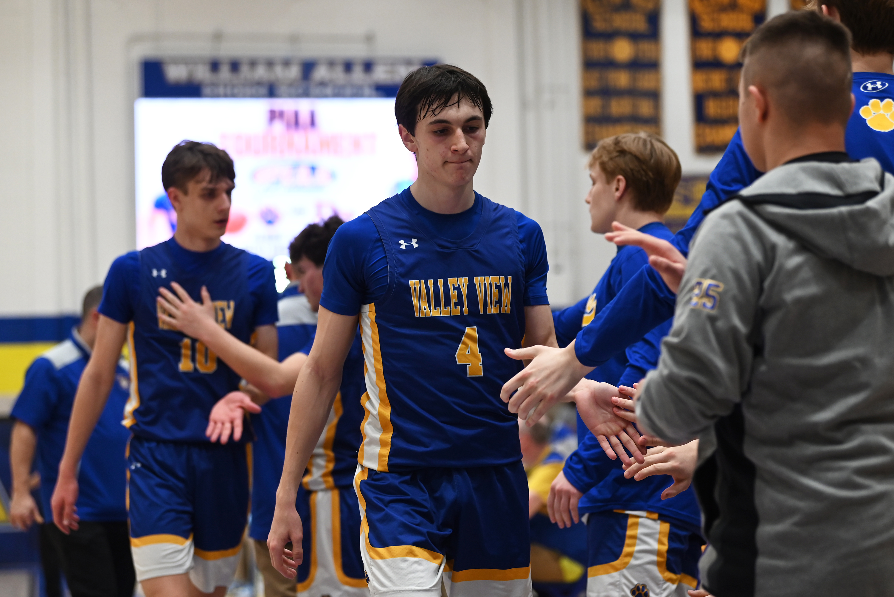 Valley View’s Jagger Roe (4) and Valley View’s Noah Symuleski...
