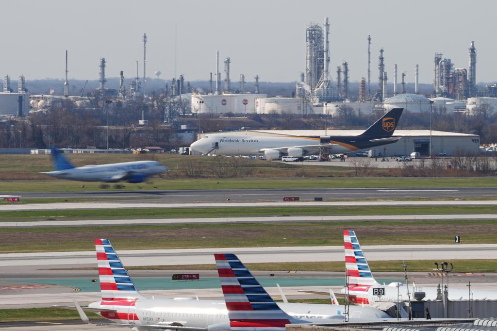 Secret Service agent accidentally shoots himself in leg at Philadelphia airport