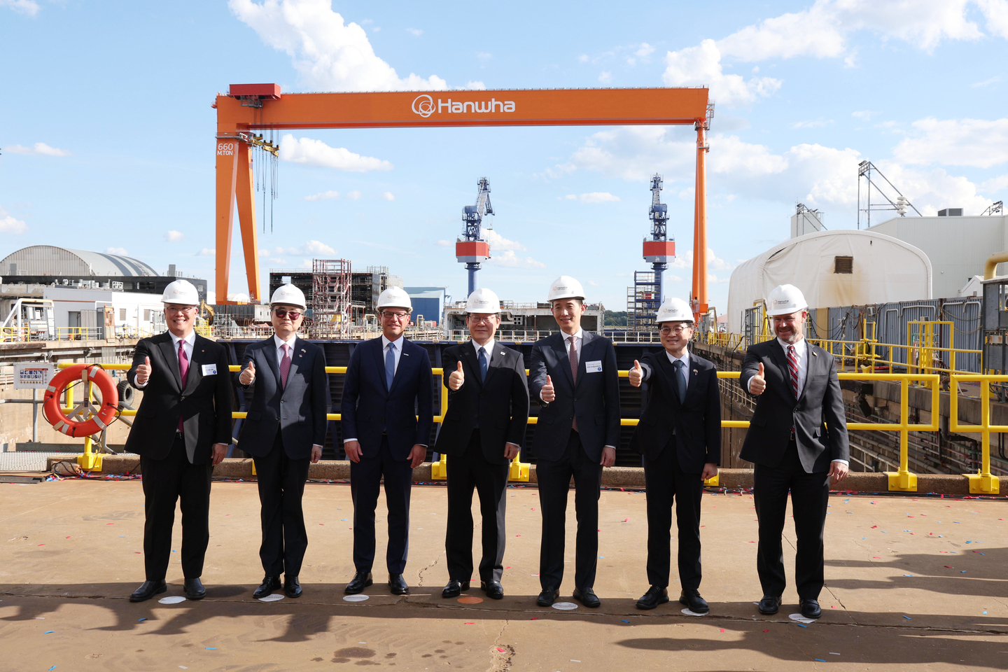 President Lee Jae Myung takes photos with Hanwha officials at the Hanwha Philly Shipyard in Philadelphia, Pennsylvania, on Aug. 26, 2025. [YONHAP]