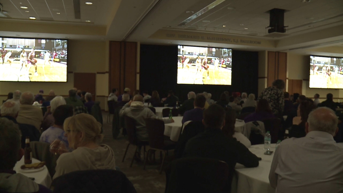 Scranton community shows up to support the Lady Royals during their championship game