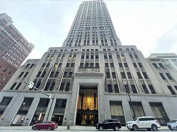 Man who climbed to top of Gulf Tower in Downtown Pittsburgh caught after returning to get hoodie, police say