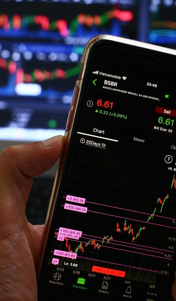 Erie Indemnity Co. stock holds steady amid insurance sector pricing pressures and stable trading on