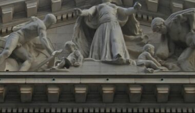 Erie Indemnity Co Stock Faces Valuation Pressures as Dividend Resilience Masks Sector Headwinds