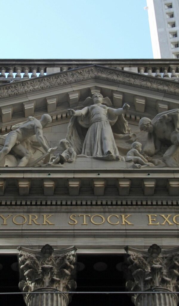 Erie Indemnity Co Stock Faces Valuation Pressures as Dividend Resilience Masks Sector Headwinds