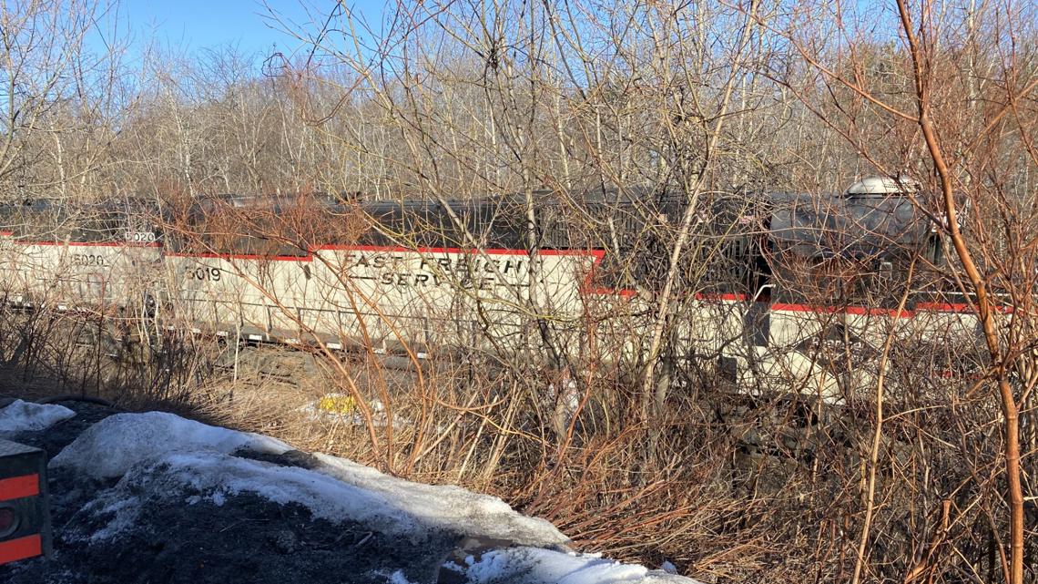 Crews contain fuel leak after train derailment in Scranton