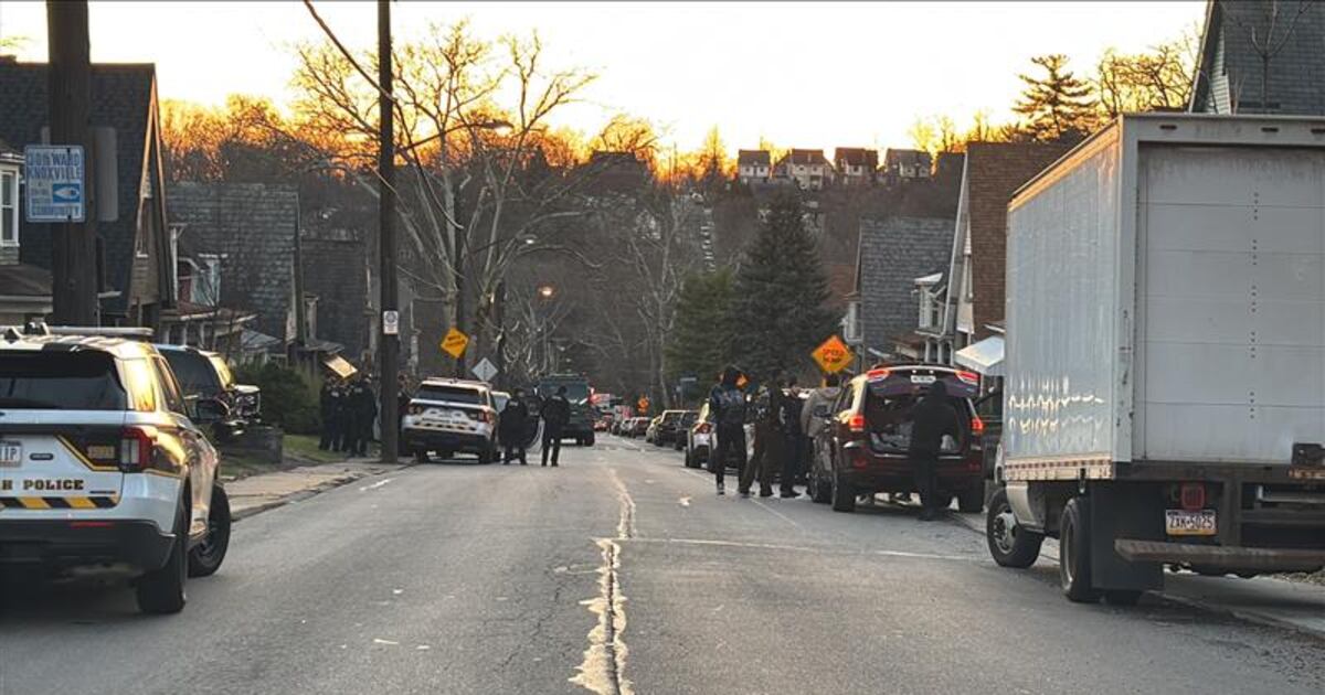 SWAT responding to wanted man barricaded in Pittsburgh, officials say – WPXI