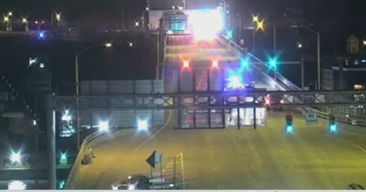 Woman dies in multi-vehicle Liberty Bridge crash – WPXI