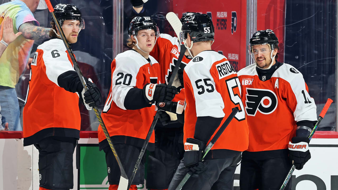 Flyers get early goals to power win against Blackhawks