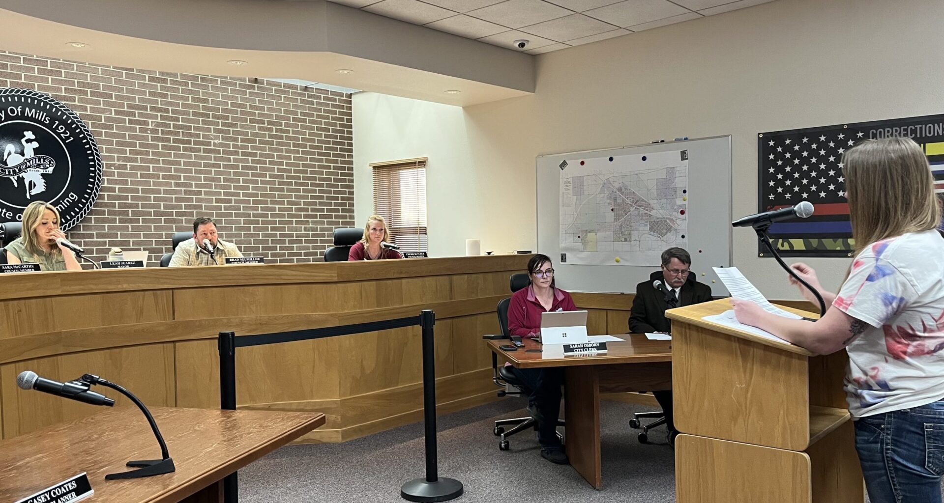 Mills halts kennel ordinance at second reading amid showing for business owner