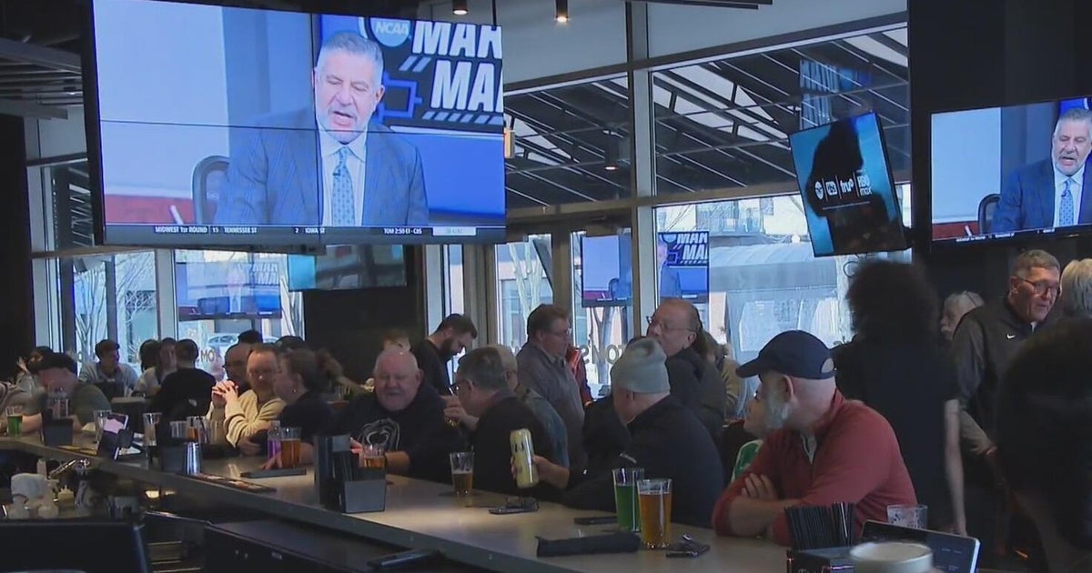 March Madness draws excited basketball fans to Pittsburgh bars