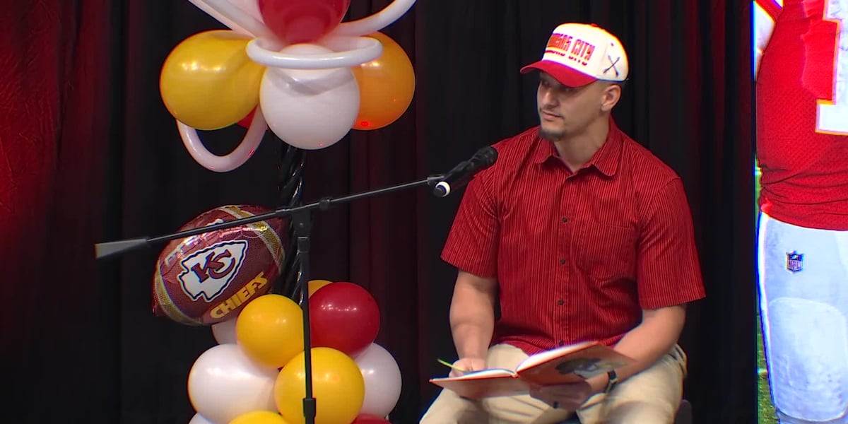 Patrick Mahomes leads reading rally for 3,000 Kansas City students
