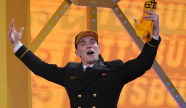 Steelers use 7 of 10 draft picks on offense as they wait for Rodgers to decide on return