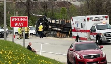 Truck crashes near Pennsylvania Turnpike in Monroeville