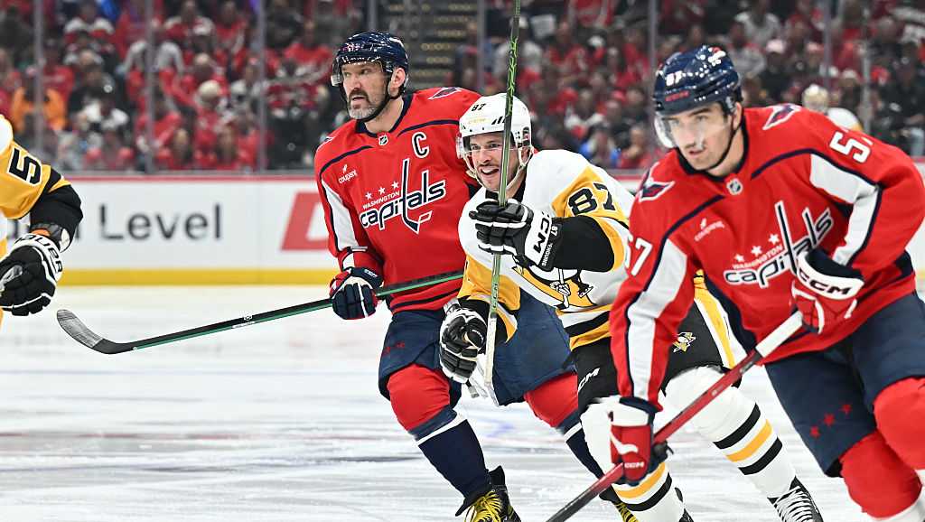 Ovechkin, Capitals keep postseason hopes alive with victory over Penguins