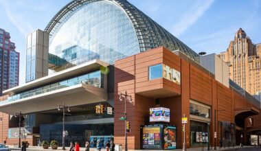 Philadelphia Orchestra’s happy hour concert brings Spanish-inspired music and cocktails to Marian Anderson Hall