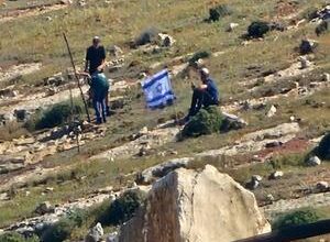 Colonists install telecom tower in Kisan east of Bethlehem