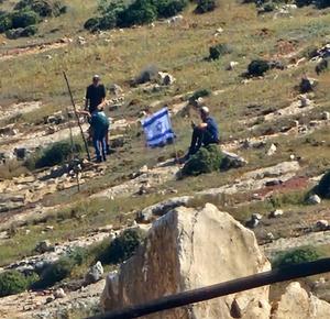 Colonists install telecom tower in Kisan east of Bethlehem