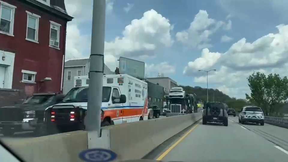 Crash causes major backups on Boulevard of the Allies, Parkway East