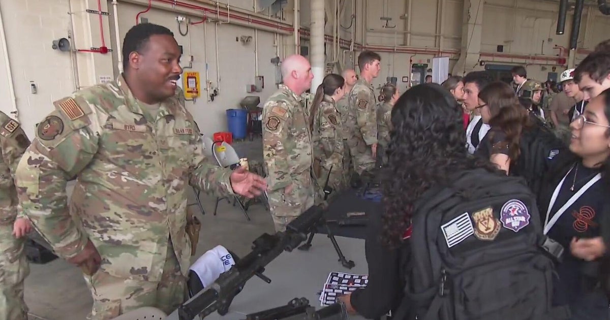 Pirates' Paul Skenes surprises Pittsburgh-area students at Air Force leadership event
