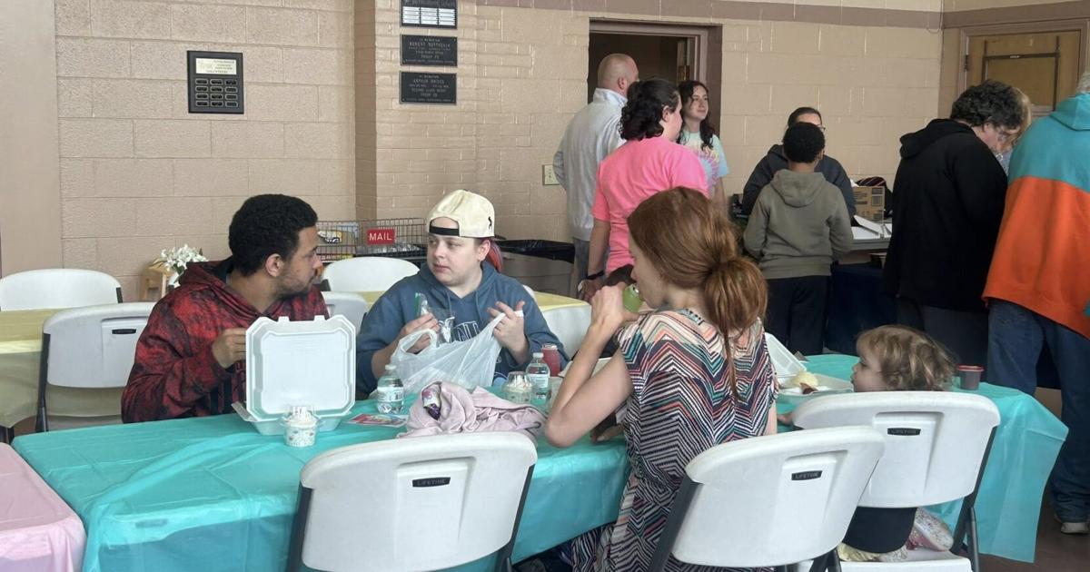 Free-ster Dinner Gives Community Members Early Holiday Meal | Local News