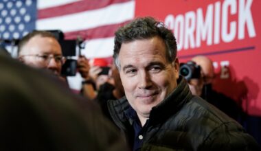 Sen. McCormick, NIH director Bhattacharya tour Penn lab