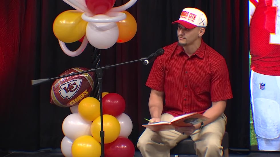 Patrick Mahomes leads reading rally for 3,000 Kansas City students