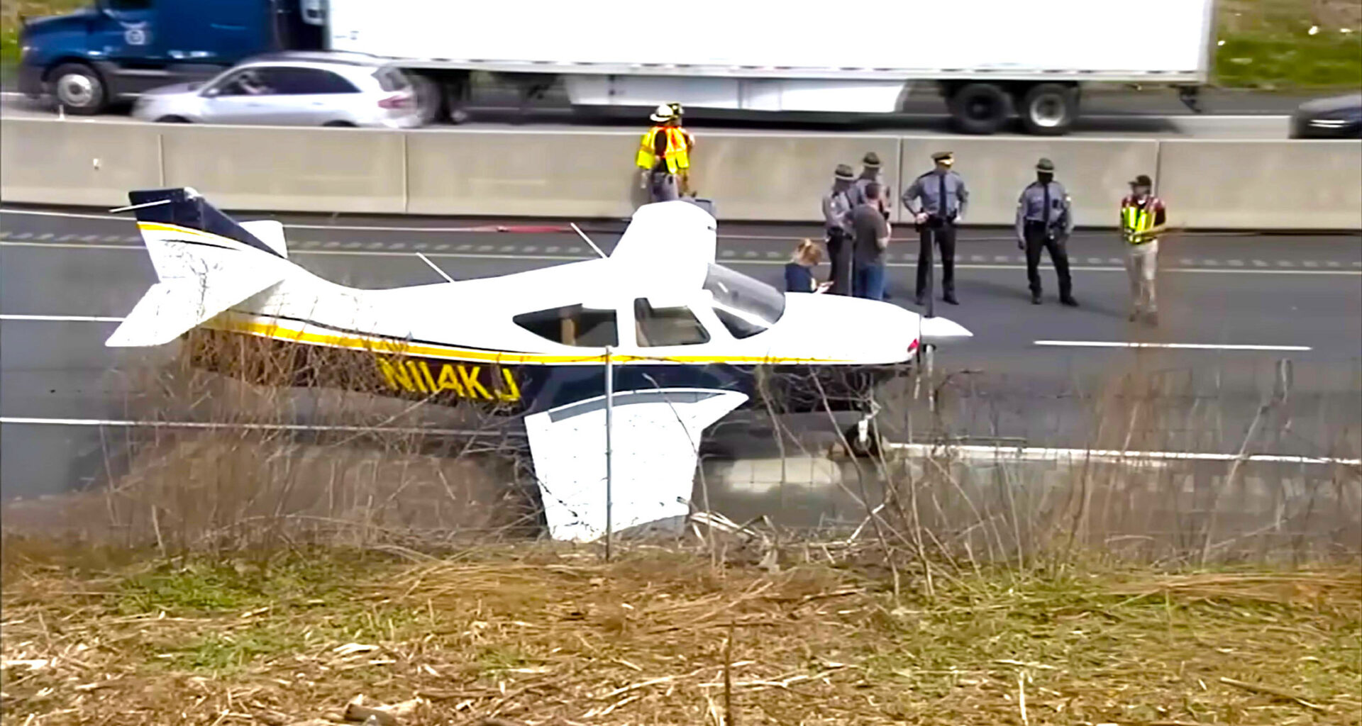 A Plane Landed Between Highway Traffic In Pennsylvania, And Not A Single Car Was Touched