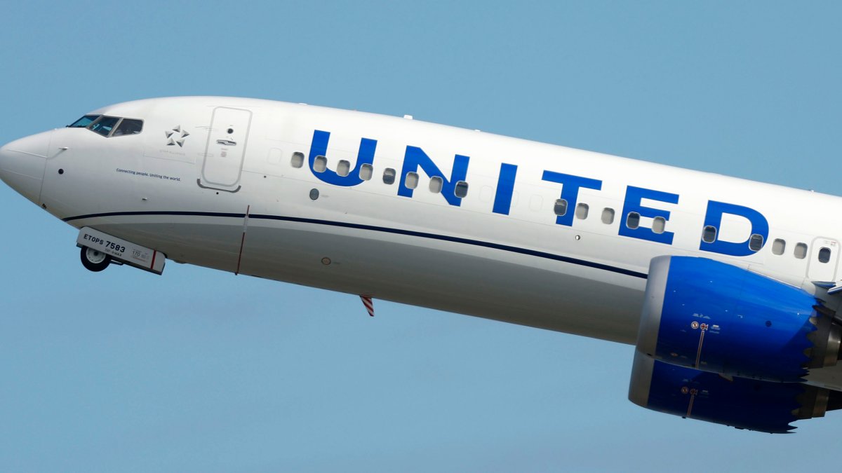 United flight lands in Pittsburgh, evacuated on tarmac – NBC Chicago