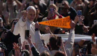 Philadelphia Flyers fans have faith as run at playoff spot follows family’s jersey gift to Pope Leo XIV – Chicago Tribune