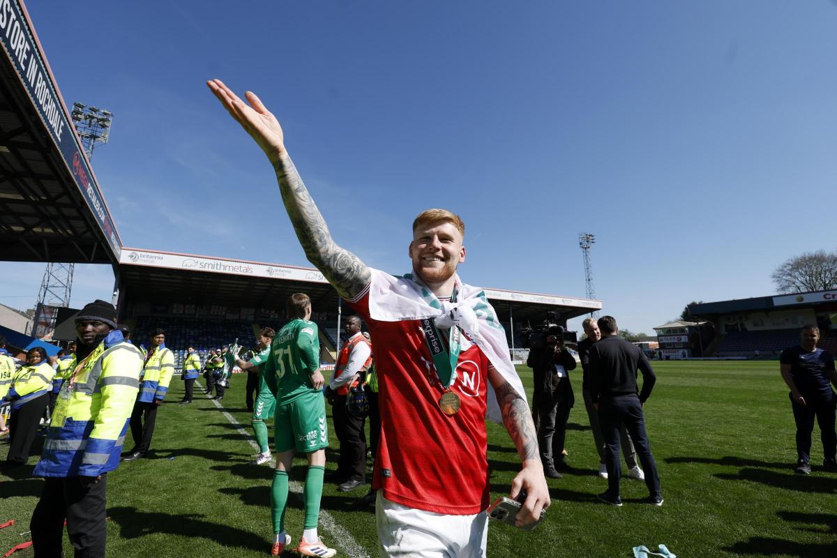 Reading transfer target helps York City clinch dramatic promotion