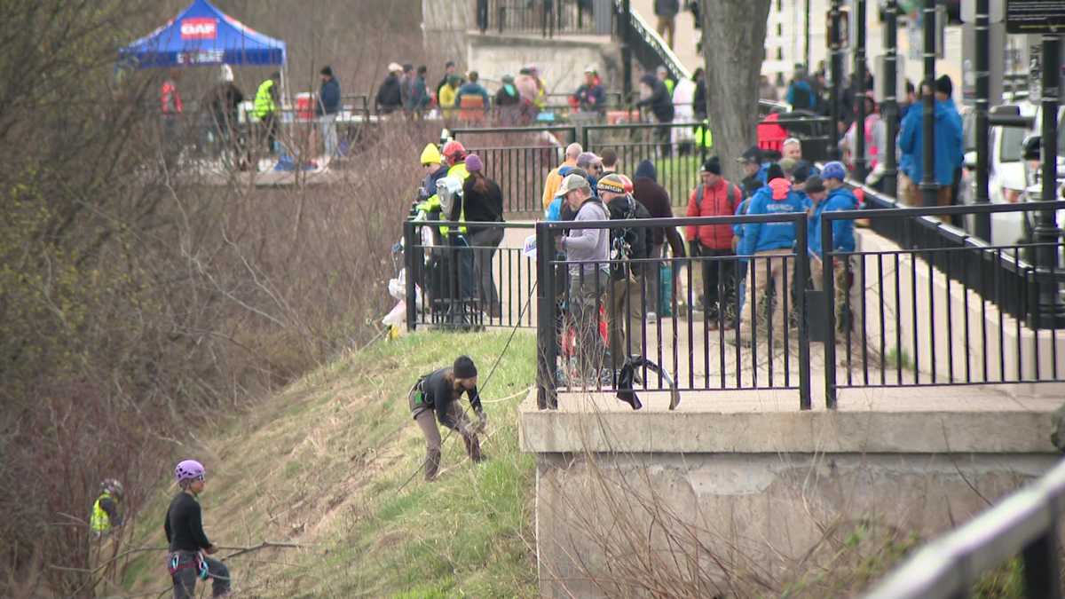 Pittsburgh unites to clean up the city ahead of the NFL draft