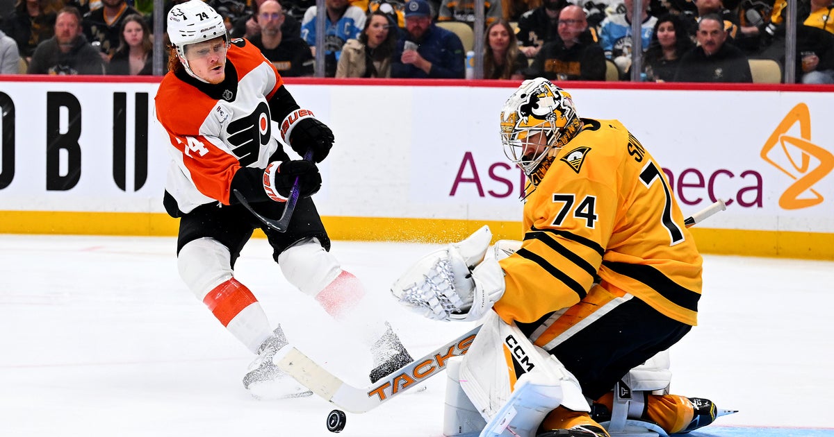 Flyers hang on to beat Penguins in playoff series opener