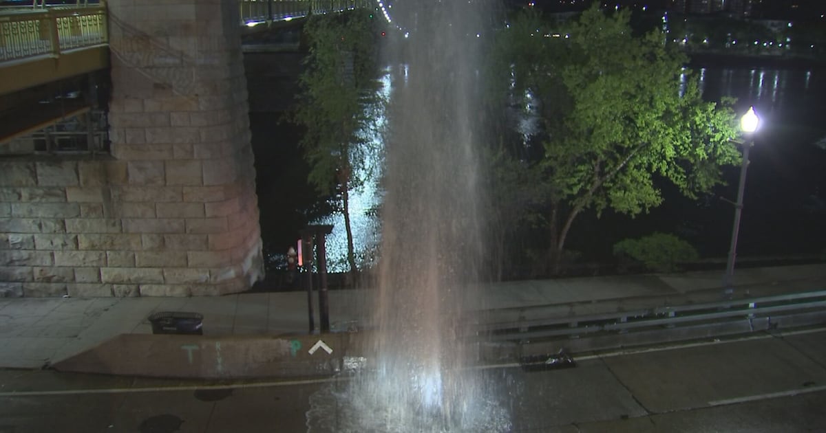Water shoots from manhole in Downtown Pittsburgh – WPXI