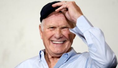 Pittsburgh Steelers legend Terry Bradshaw to hold bottle signing at Fine Wine & Good Spirits – WPXI