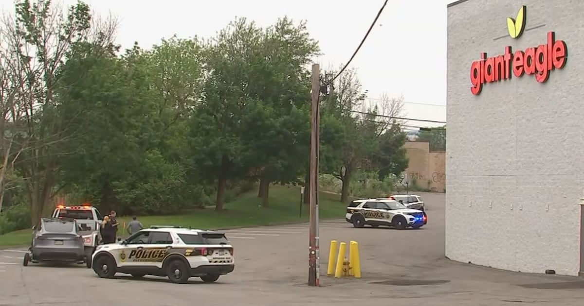 Man hit by tow truck after running in front of it behind Giant Eagle on South Side, police say