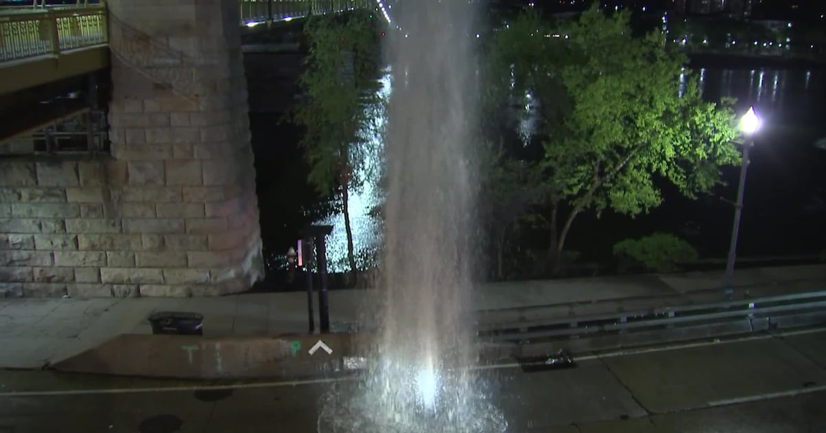 Water shoots from manhole in Downtown Pittsburgh – WPXI