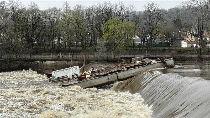 Barge from Turnpike project gets stuck on Beaver Falls dam