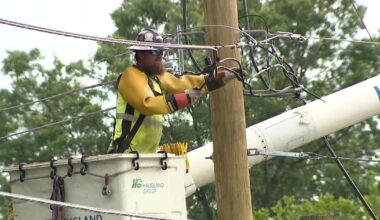PECO workers in Philly threaten strike as contract talks stall with IBEW Local 614