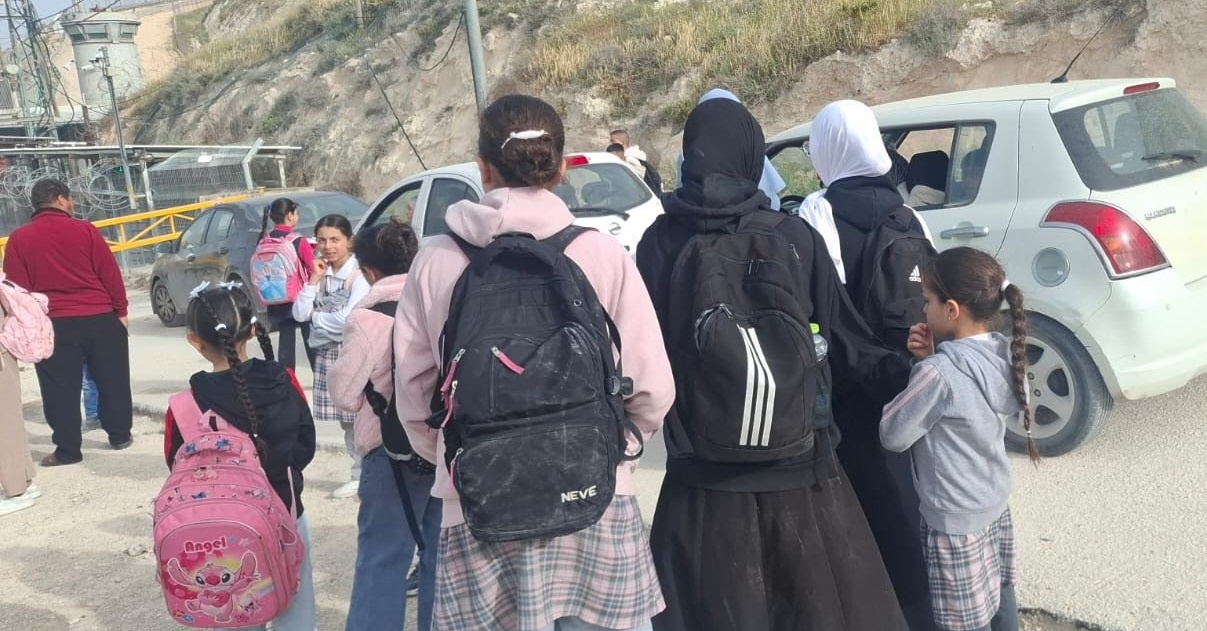 Israeli forces block students in West Sur Baher & erect checkpoint south of Bethlehem