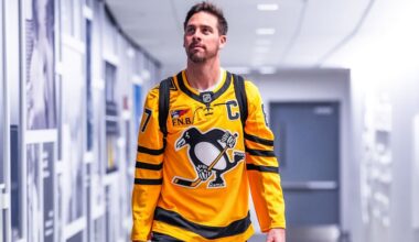 Pacers' McConnell shows Pittsburgh roots, dons Crosby Penguins jersey