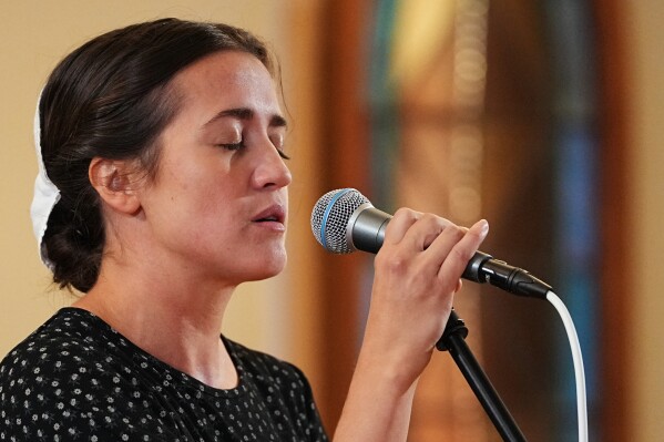 Rose Stoltzfus performs at Ragamuffin Hall in McCoysville, Pa., Saturday, April 25, 2026. (AP Photo/Matt Rourke)