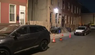 Man shot while spray-painting his car in Kensington, police say