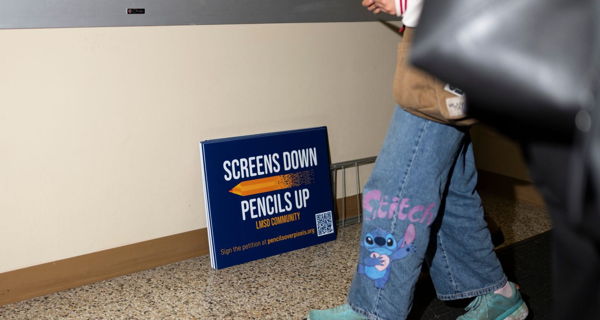 Some parents don't want their kids to use tech at school. But districts are pushing back