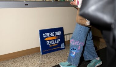 Some parents don't want their kids to use tech at school. But districts are pushing back