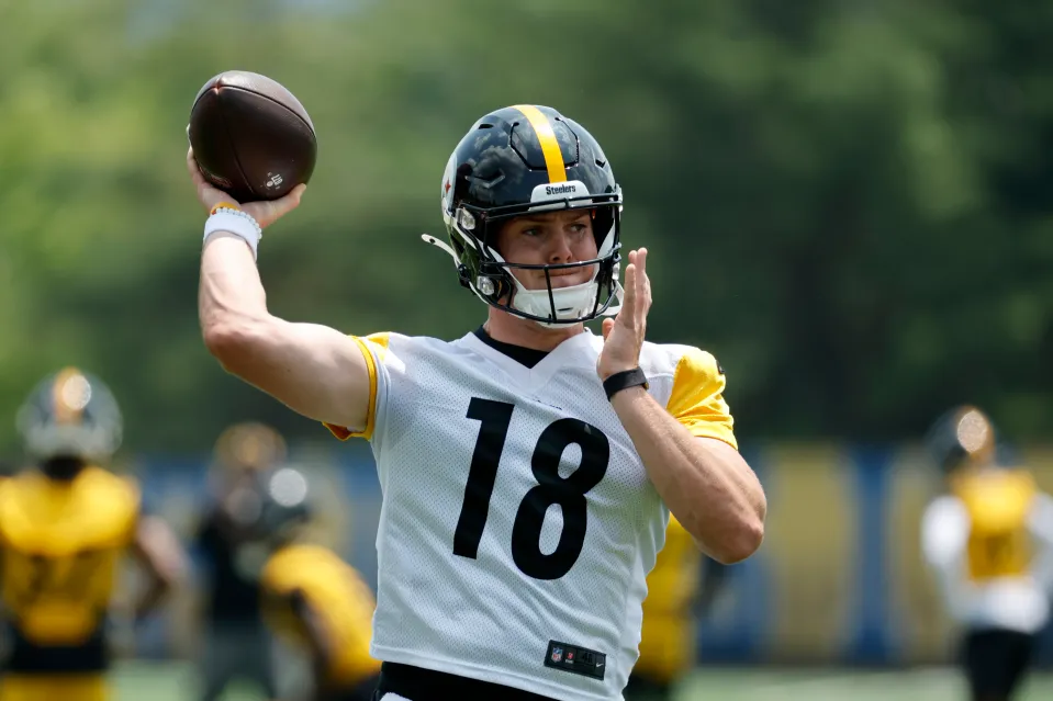Will Howard #18 of the Pittsburgh Steelers in action during Minicamp at UPMC Rooney Sports Complex on June 10, 2025 in Pittsburgh, Pennsylvania.