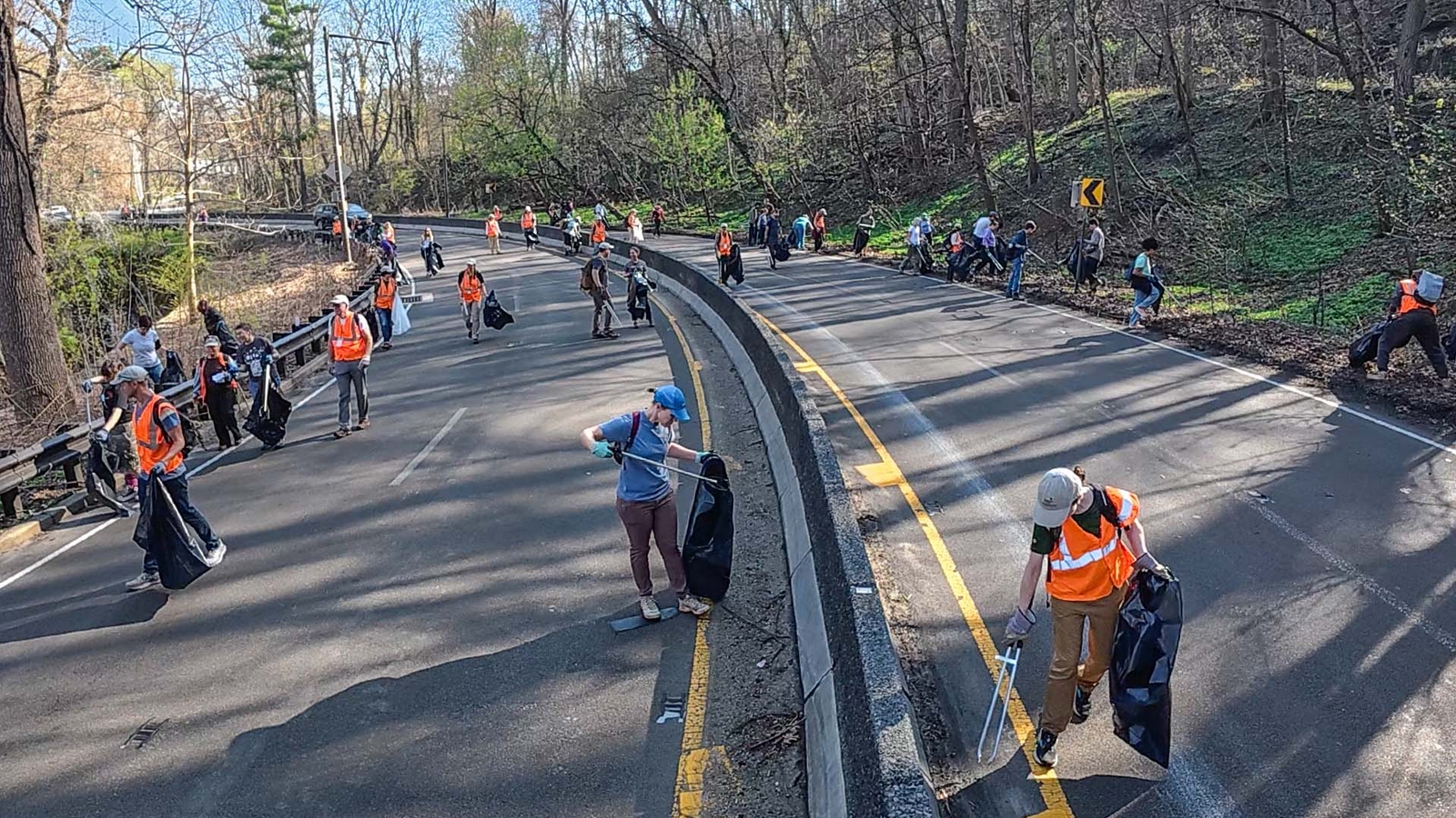 Watch 100+ volunteers clear trash off Lincoln Drive in Philadelphia